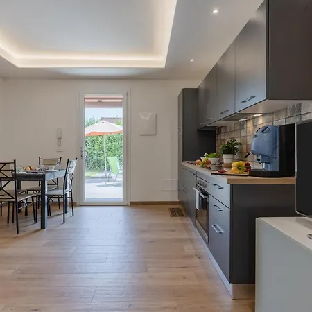 Apartment Countryside With Swimming Pool And Parking